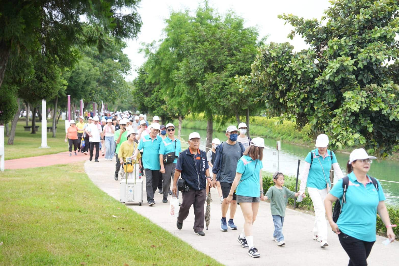 中央公園逾千人健走熱力滿滿 　台中勞資健康逗陣行活力開走
