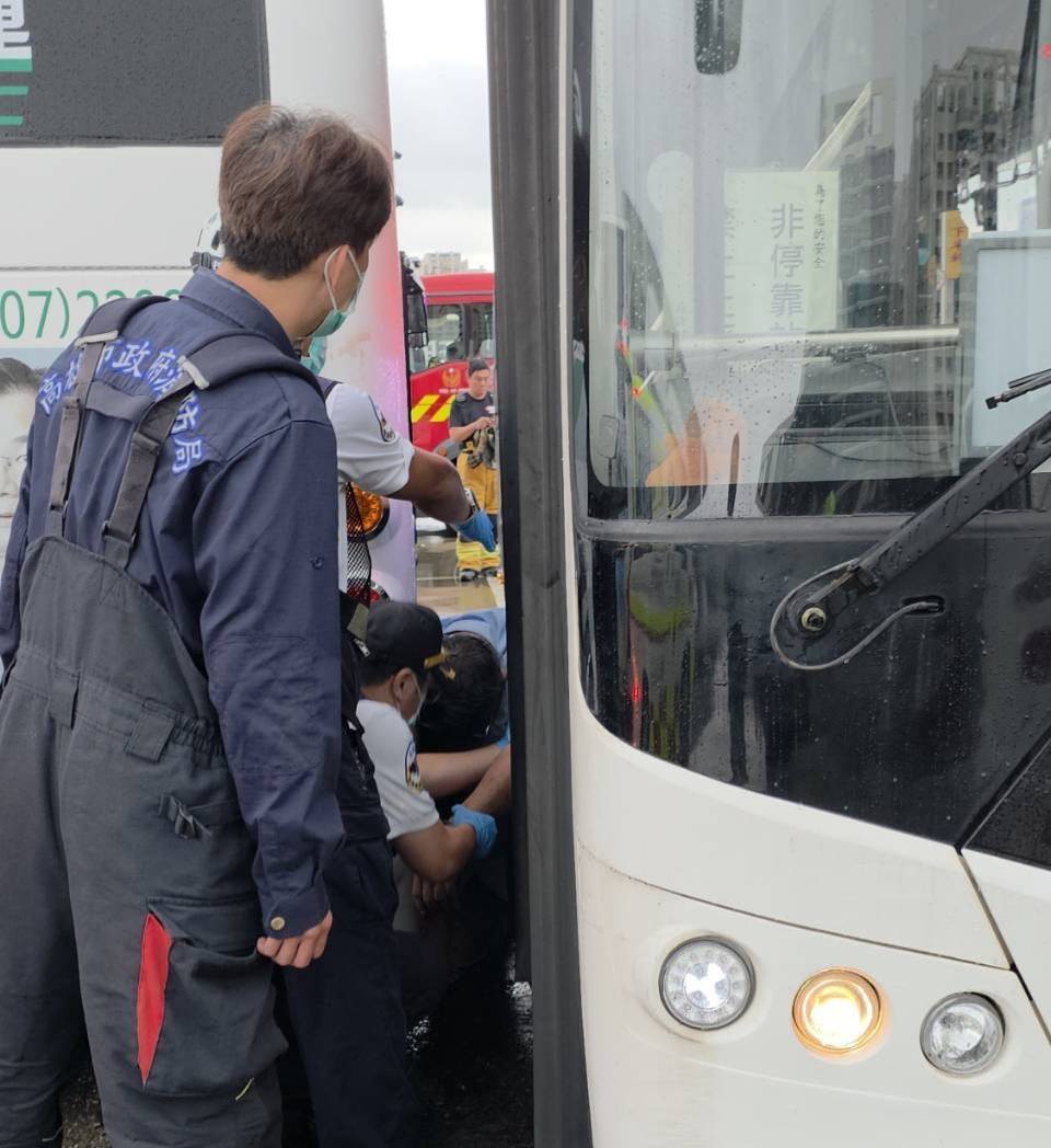 警消搶救遭兩公車夾住的司機。翻攝畫面