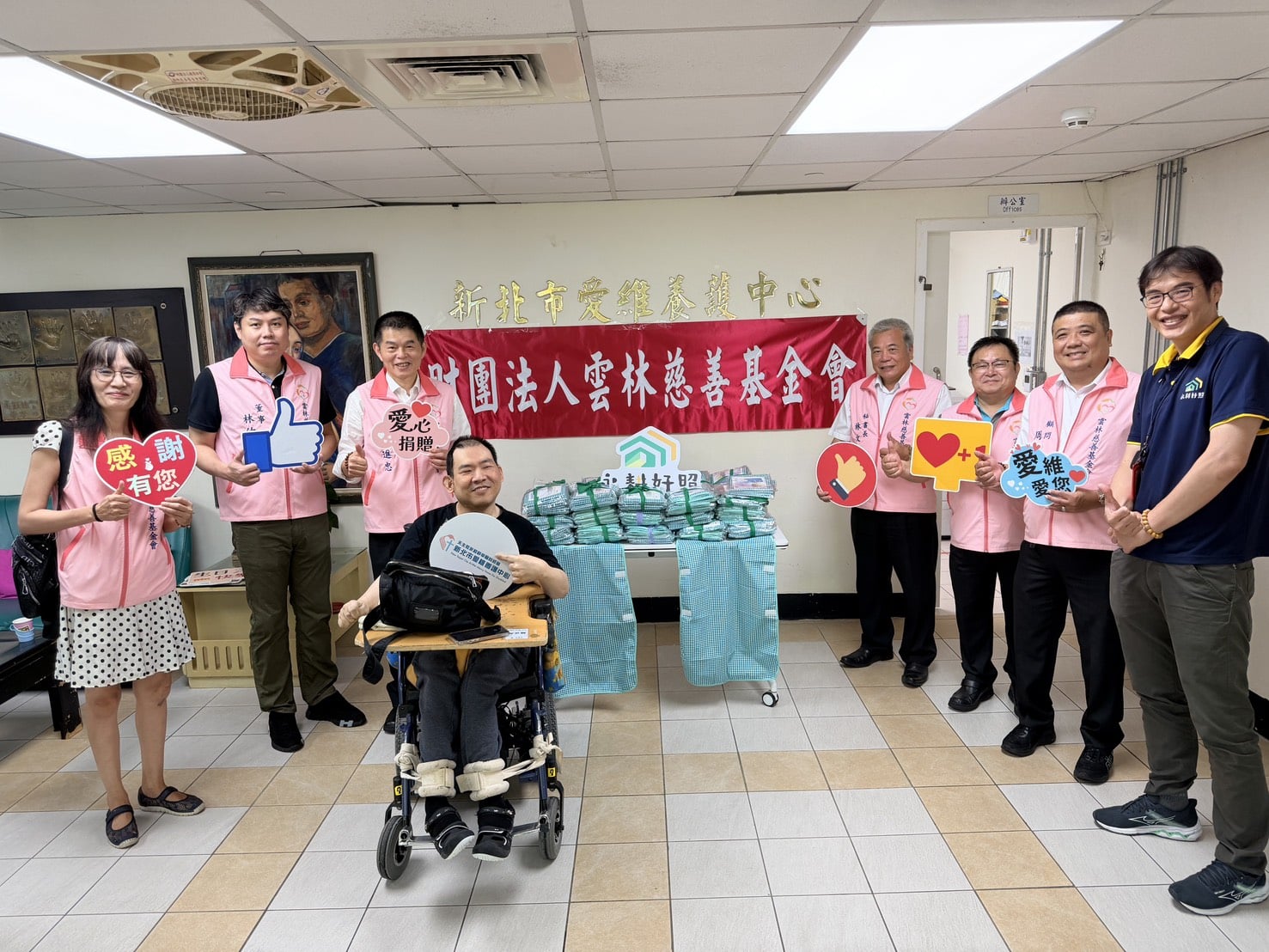 雲林慈善基金會捐新北愛維養護中心用餐圍兜　守護身障朋友清潔與尊嚴