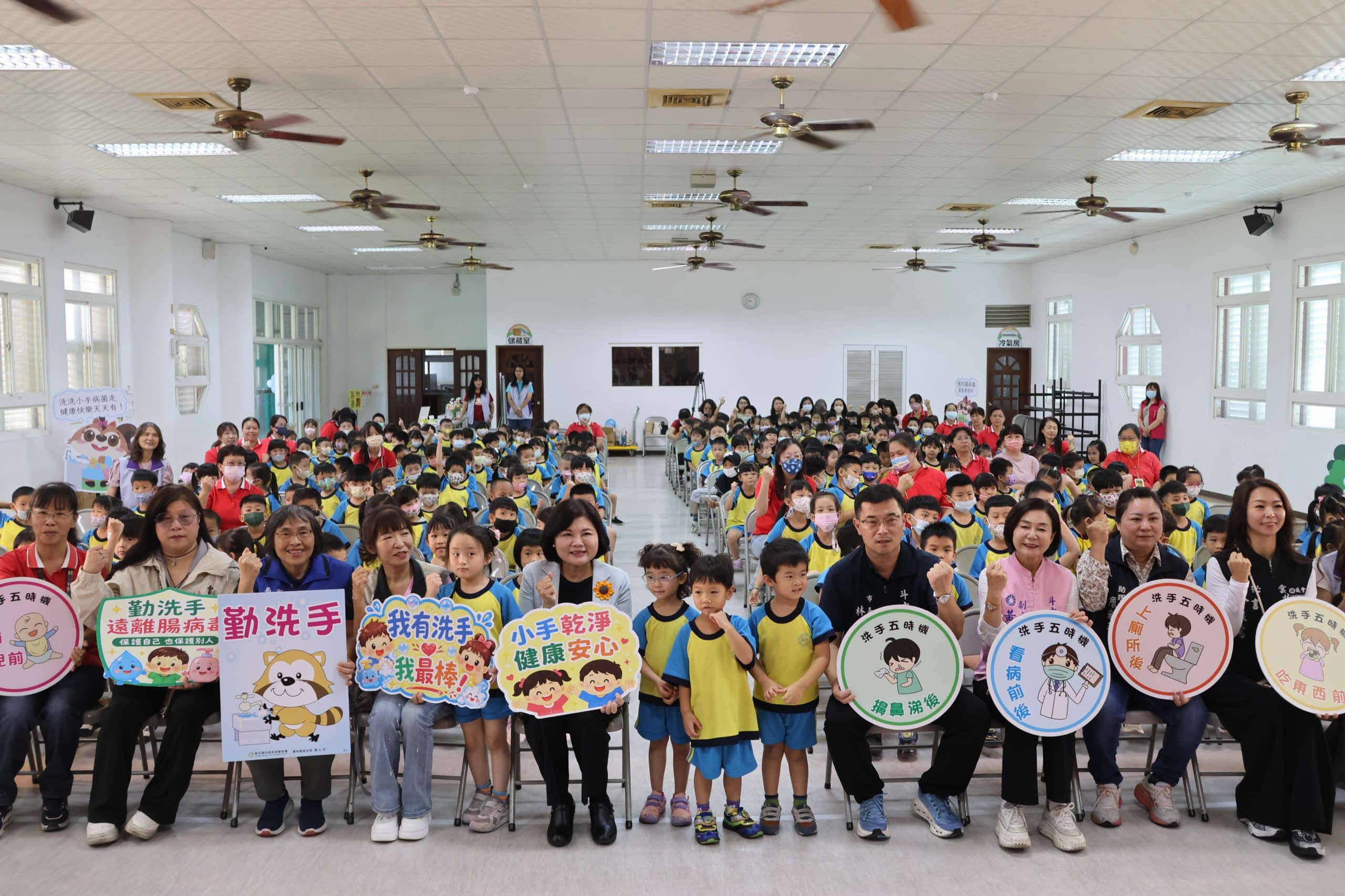 洗手洗得好 病毒不打擾 張麗善縣長攜手幼童示範正確洗手 洗手洗得好 病毒不打擾 張麗善縣長攜手幼童示範正確洗手