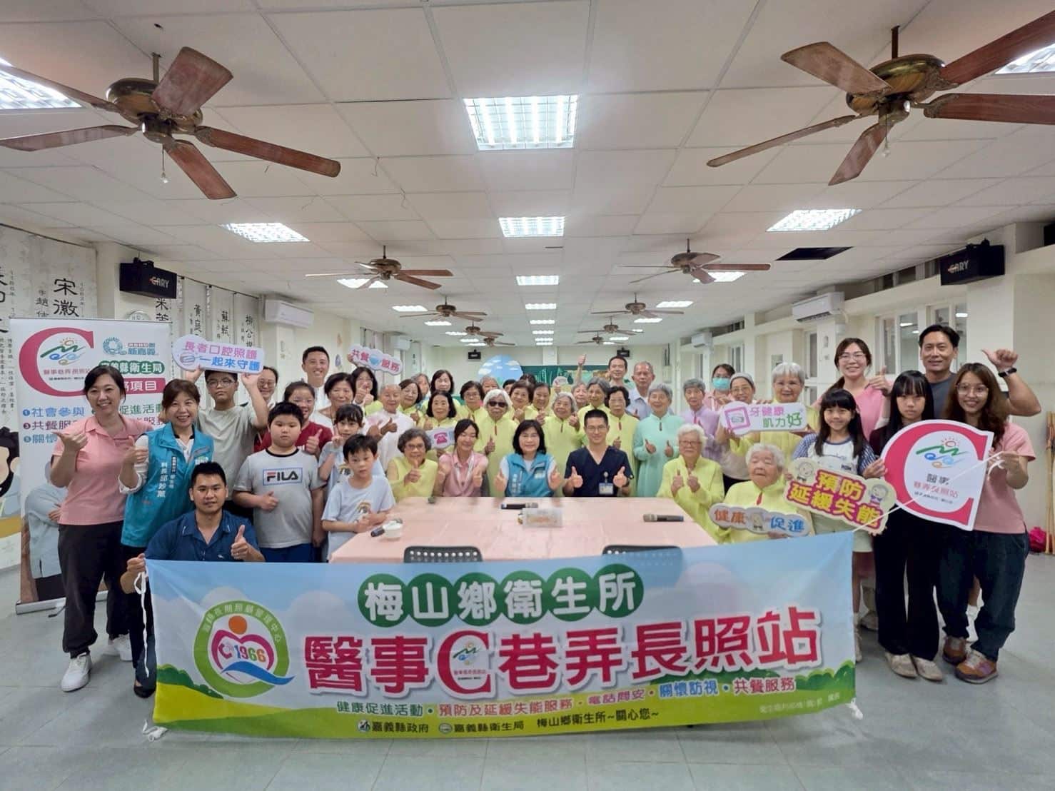 長輩健走學童奉茶　梅山醫事C打造老幼共融新風景