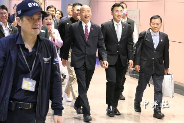 韓國瑜訪美返台　13藍委接機