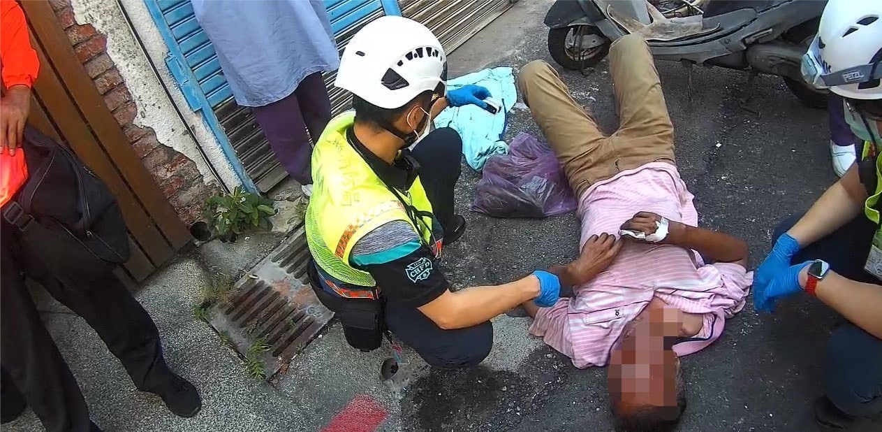 炎炎夏日路倒無人應答　員警及時伸援協助送醫
