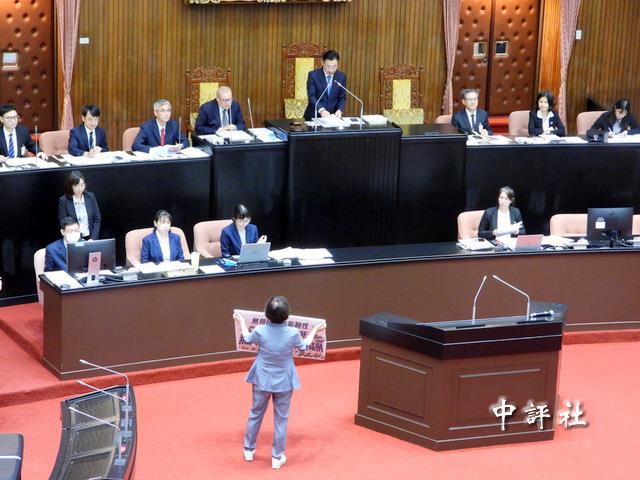 藍白擋政院版無人機付委　何欣純嗆江啟臣