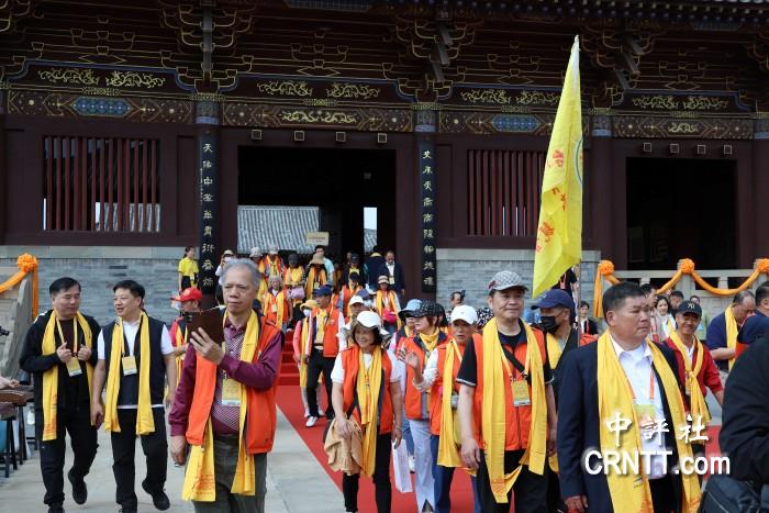 逾兩千台灣民眾尋根高平　共祭神農炎帝　李乾龍與交流團體代表敬獻花籃