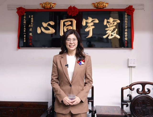 眾志成城！鄭麗文訪僑社在連戰題字前合影