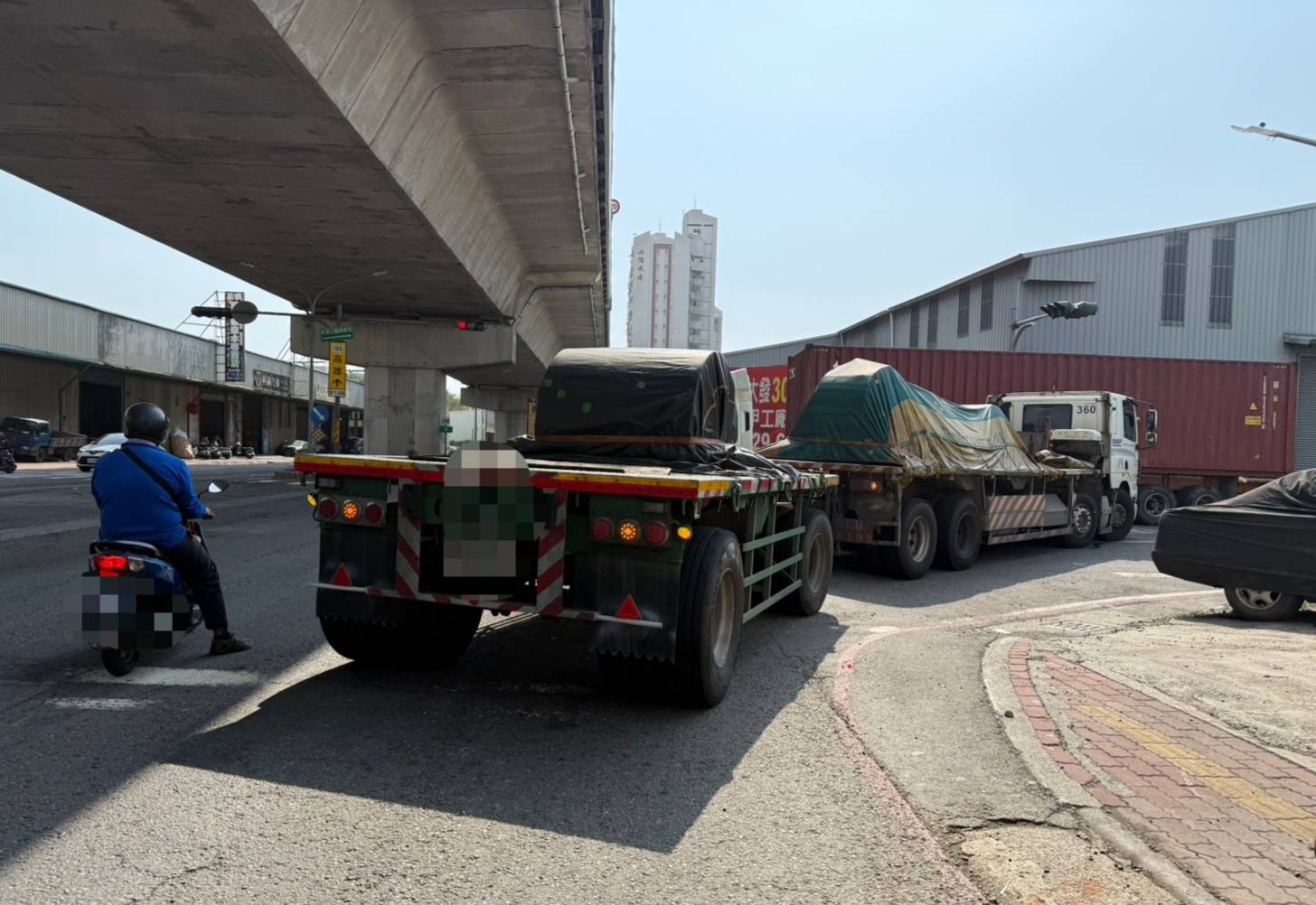 高雄死亡車禍　單車婦遭右轉聯結車輾斃