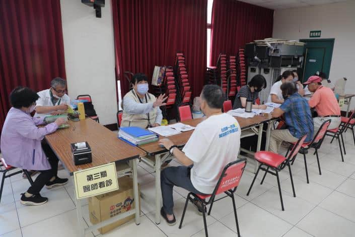 台南首場高齡駕駛人一站式換照服務啟動　年底前37區全面巡迴辦理