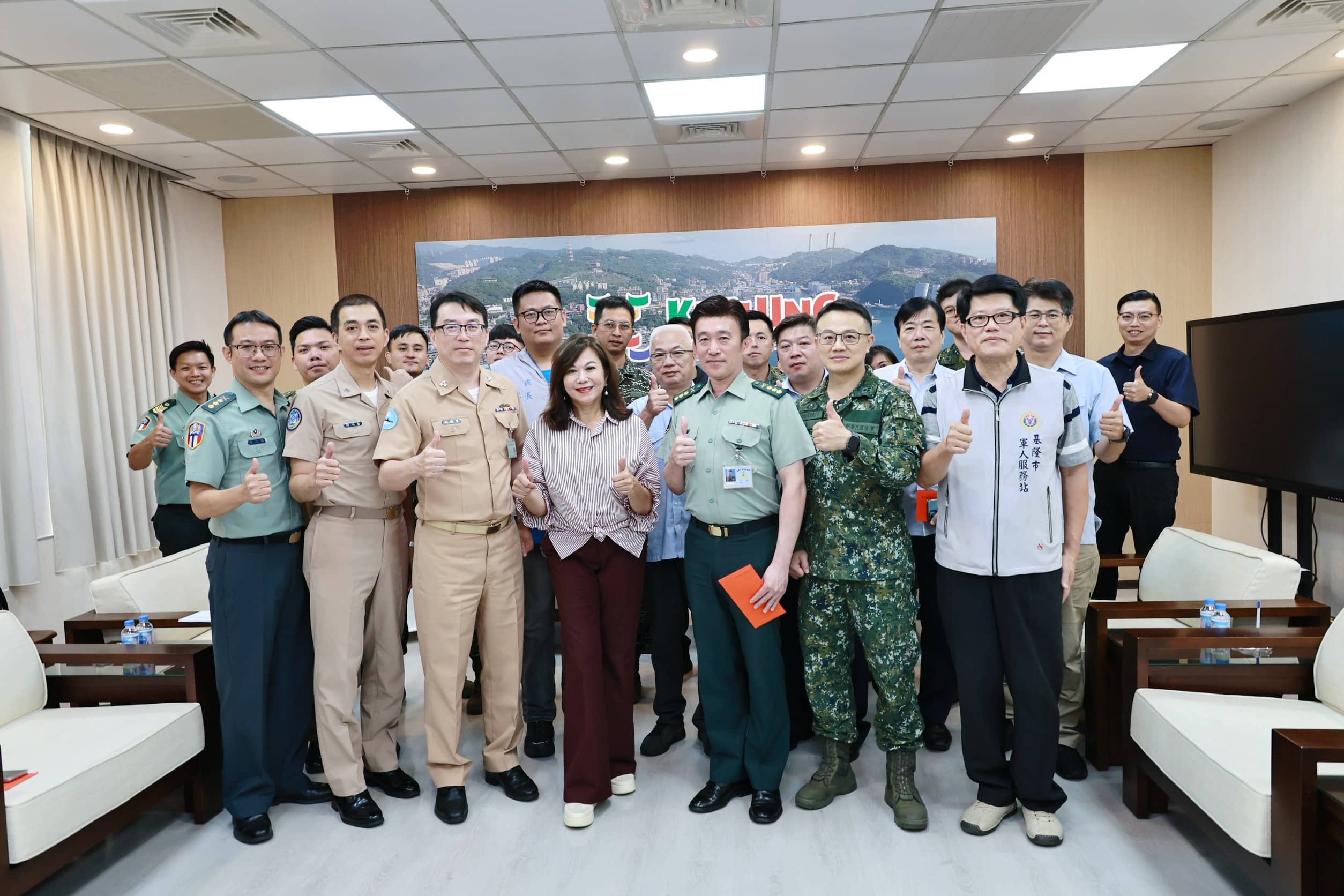 邱佩琳代表基市府慰問國軍 致贈端午節慰問金 邱佩琳代表基市府慰問國軍 致贈端午節慰問金