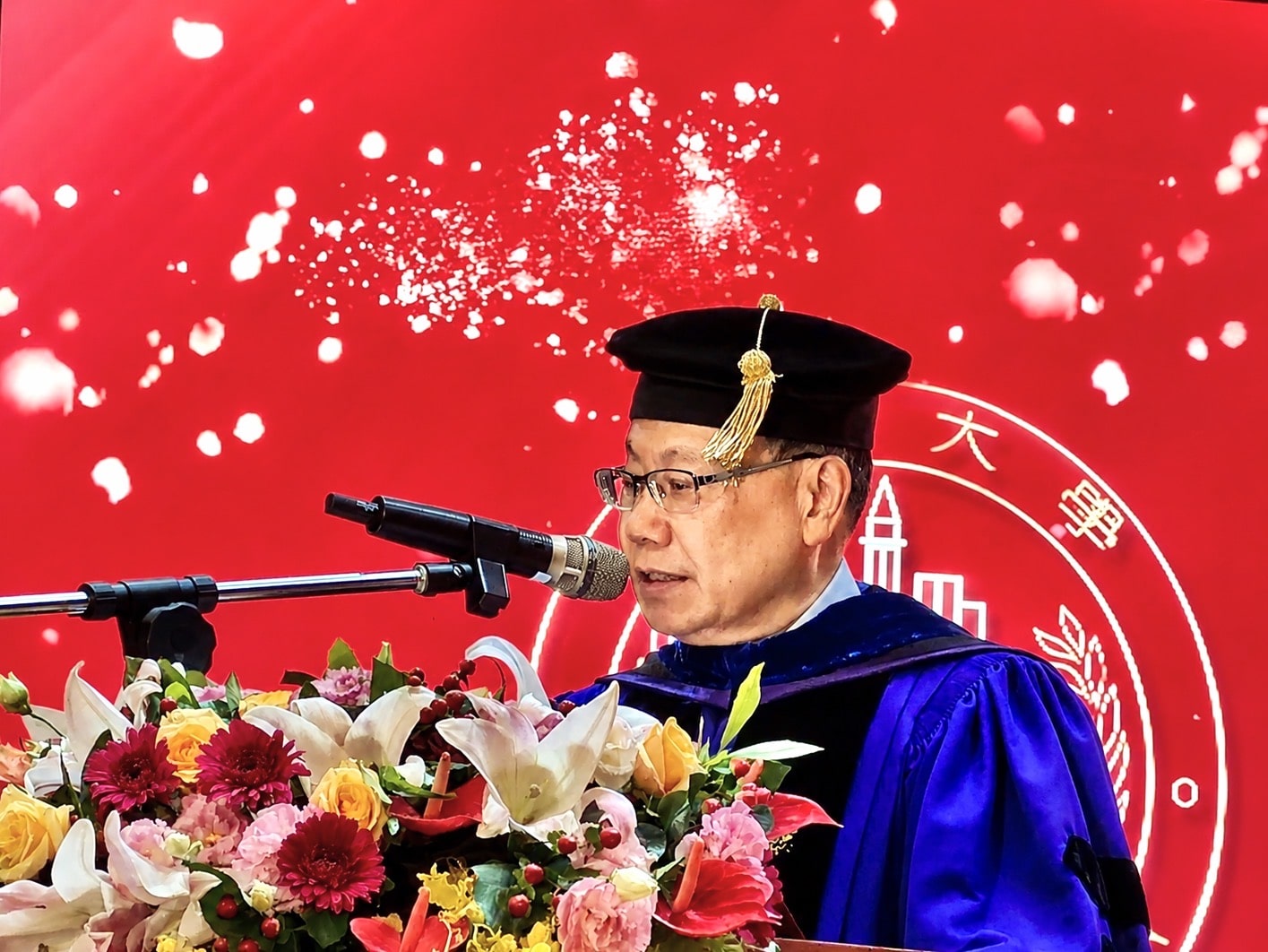 創校25周年畢業典禮 亞大校長蔡進發：站上AI革命起點，請勇敢奔跑