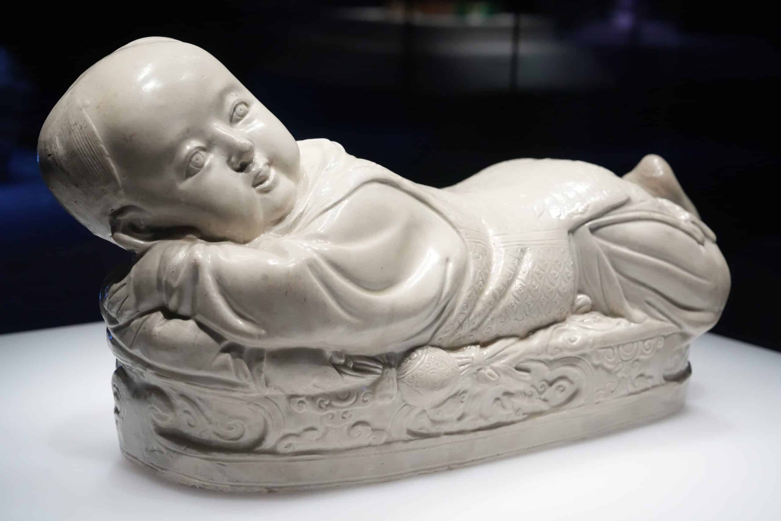 國寶級「冰枕」曝光!故宮南院展千年嬰兒枕 還有錯字真跡讓你抓