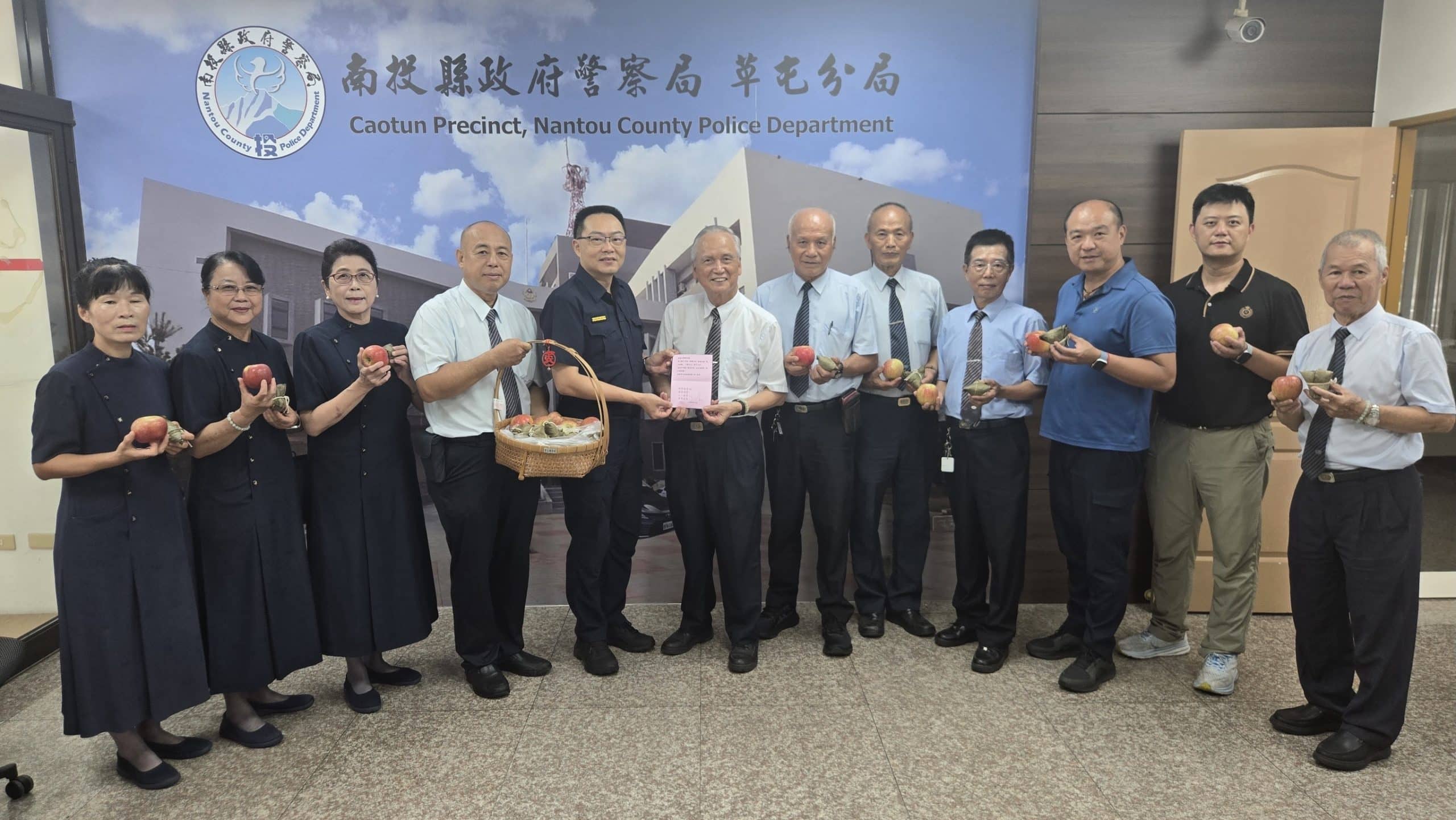 粽情義深傳祝福 草屯慈濟端午前慰問警消 粽情義深傳祝福 草屯慈濟端午前慰問警消