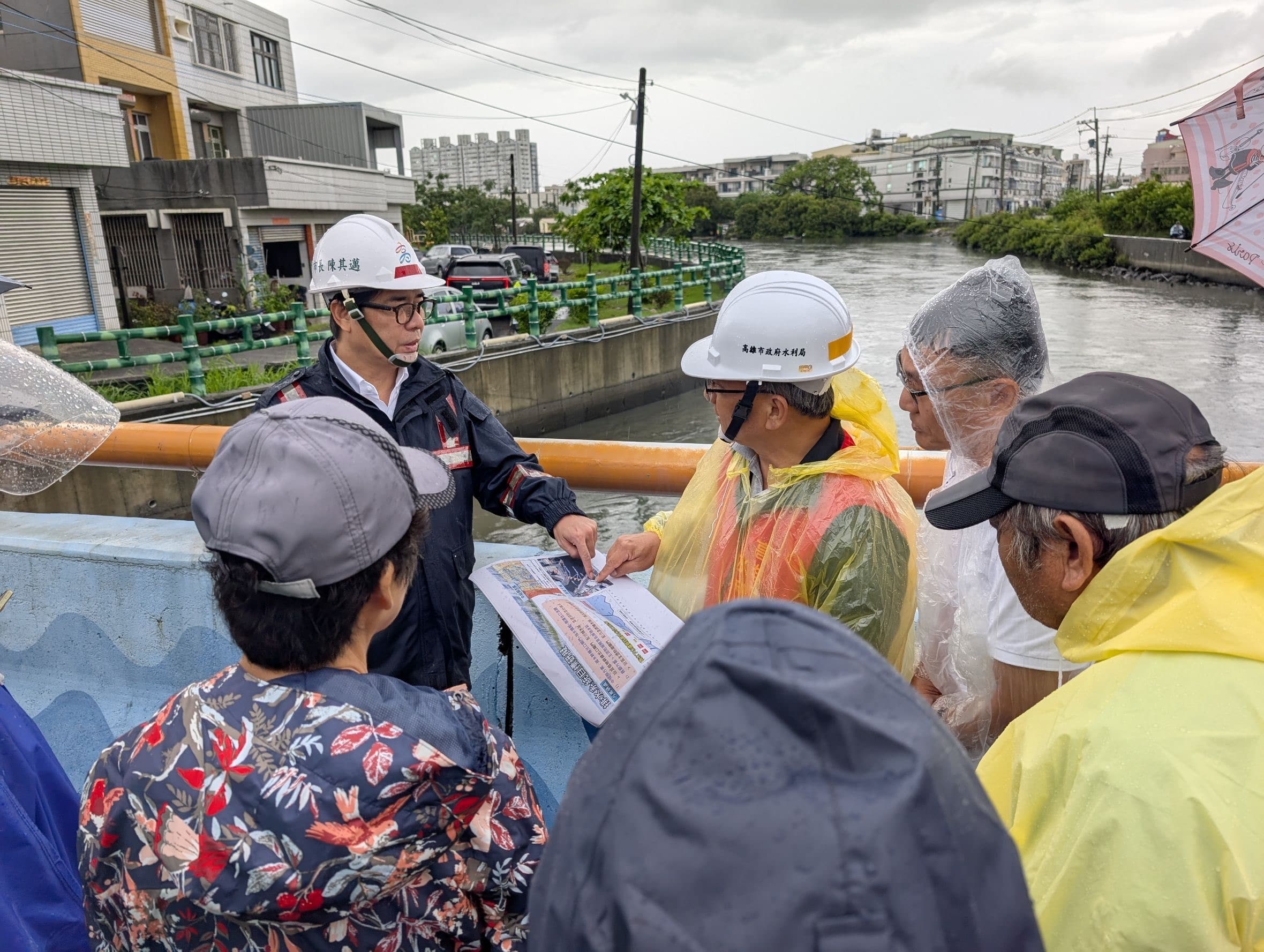 豪雨狂炸警報　市府團隊赴多區視察水情應變　陳其邁市長至茄萣、湖內掌握防汛水情