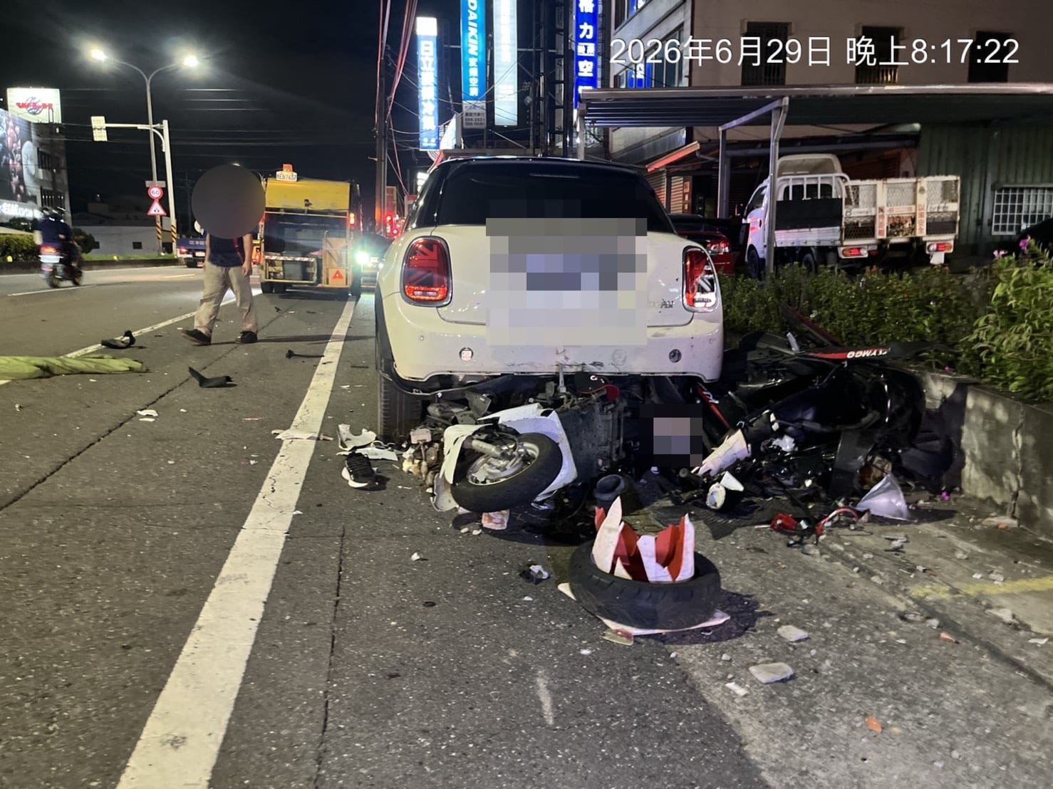 高雄轎車失控追撞機車　害２騎士喪命