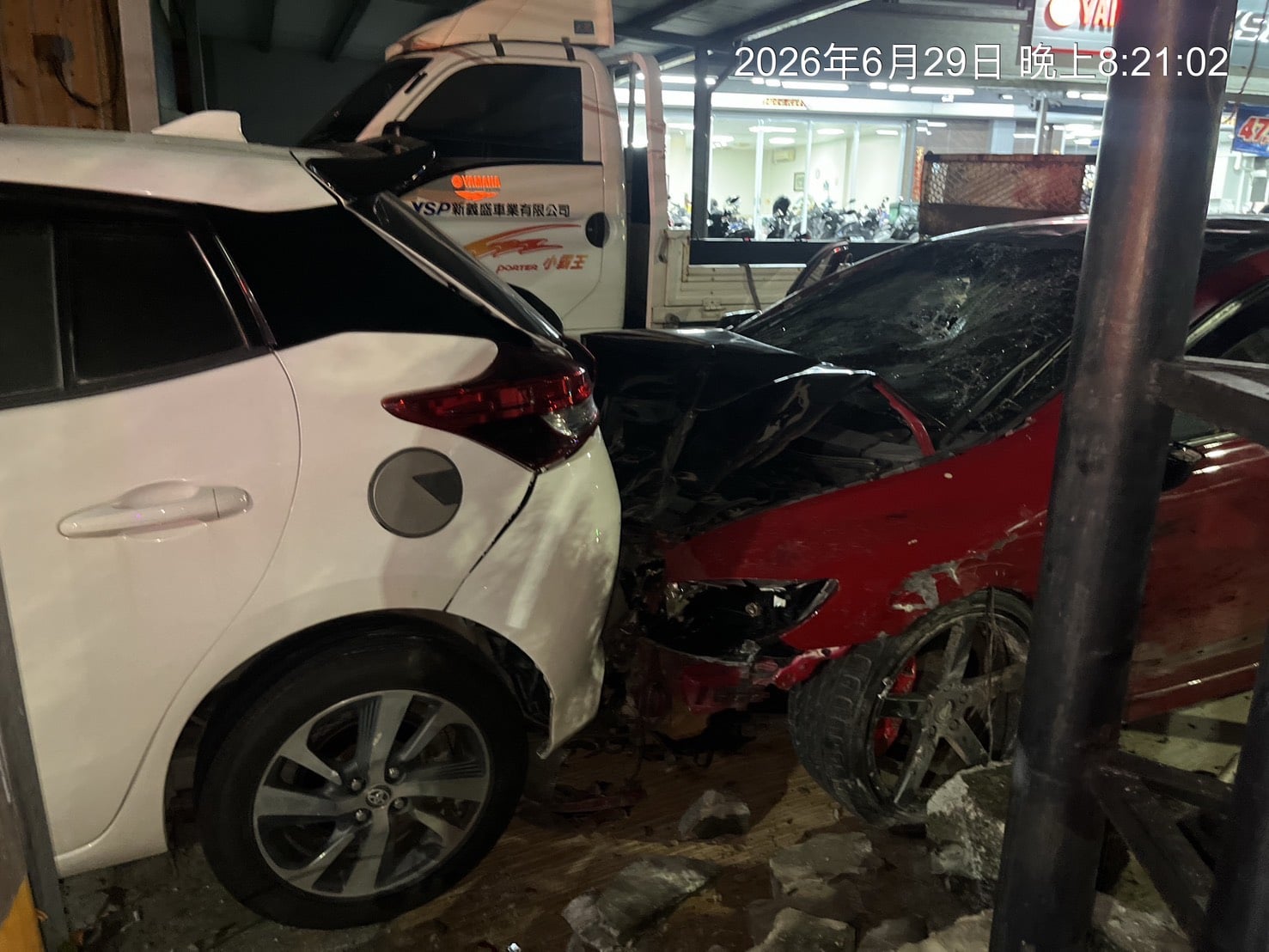 高雄路竹晚間發生車禍，造成２名騎士死亡。翻攝畫面