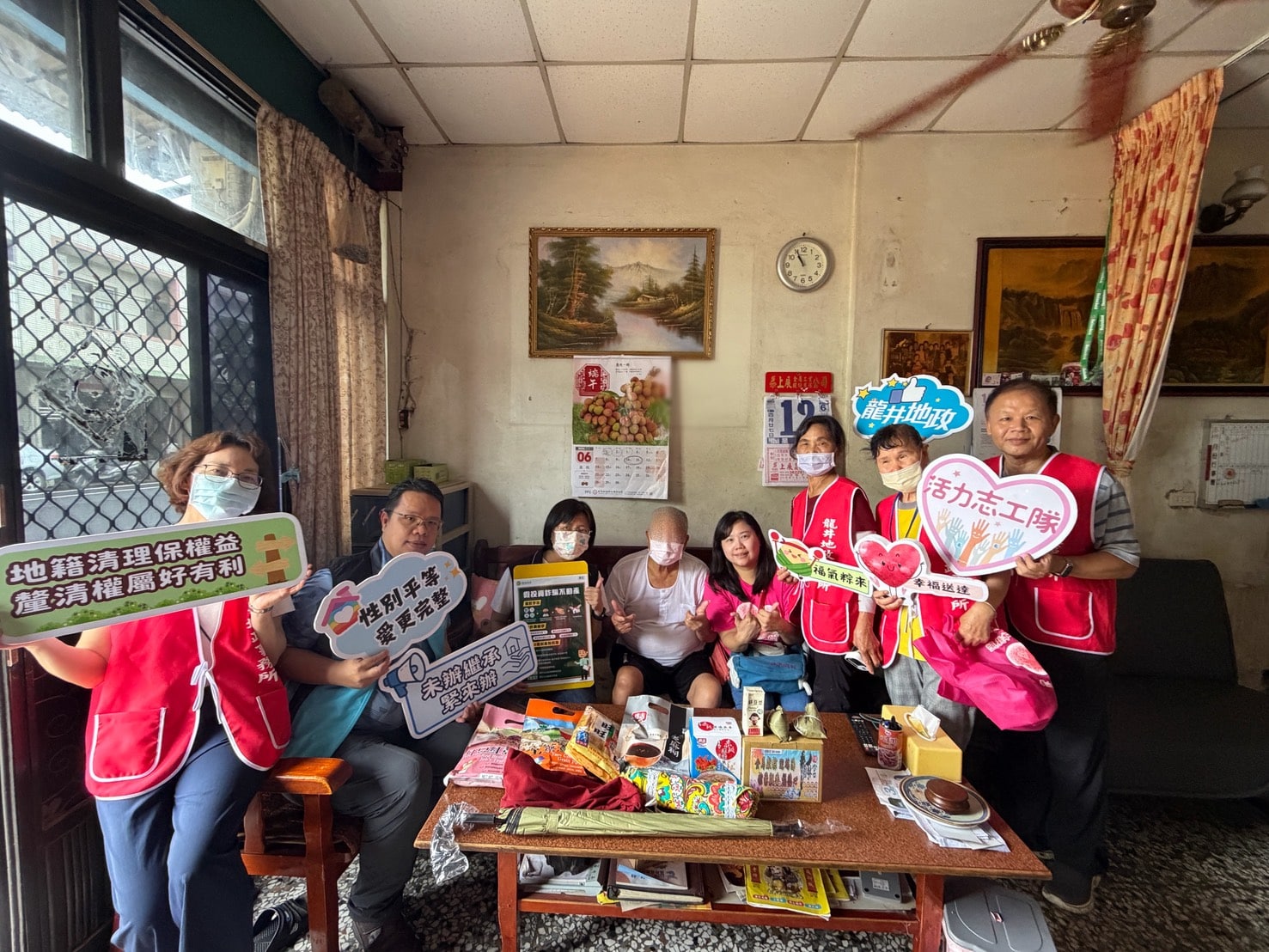 志工關懷送粽香！　龍井地政攜手華山基金會守護長輩 推廣平權繼承與防詐守產