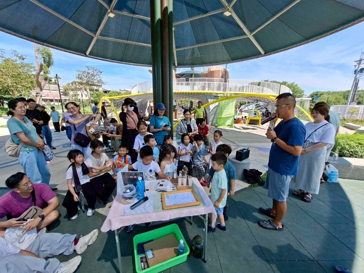 跟著專家走進獨角仙世界！　中市建設局辦東勢獨角仙公園生態導覽 親子近距離觀察昆蟲