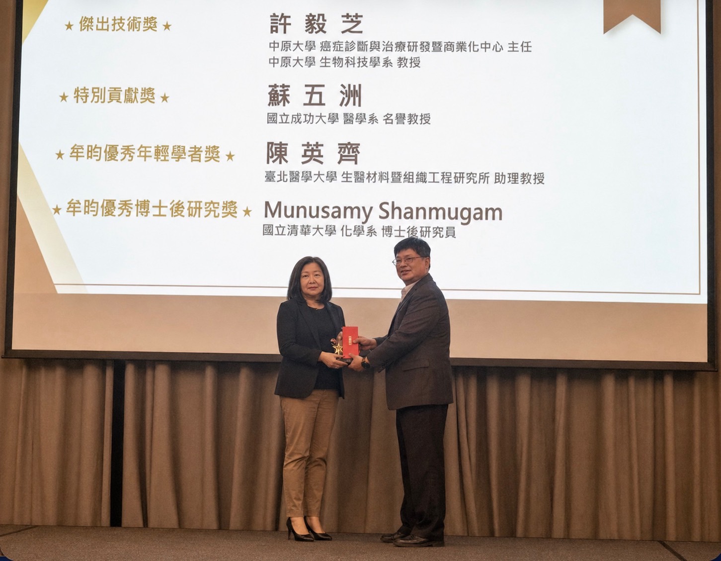 中原大學許毅芝教授榮獲傑出技術獎 癌症奈米藥物研發成果 商業落地獲高度肯定 中原大學許毅芝教授榮獲傑出技術獎 癌症奈米藥物研發成果 商業落地獲高度肯定