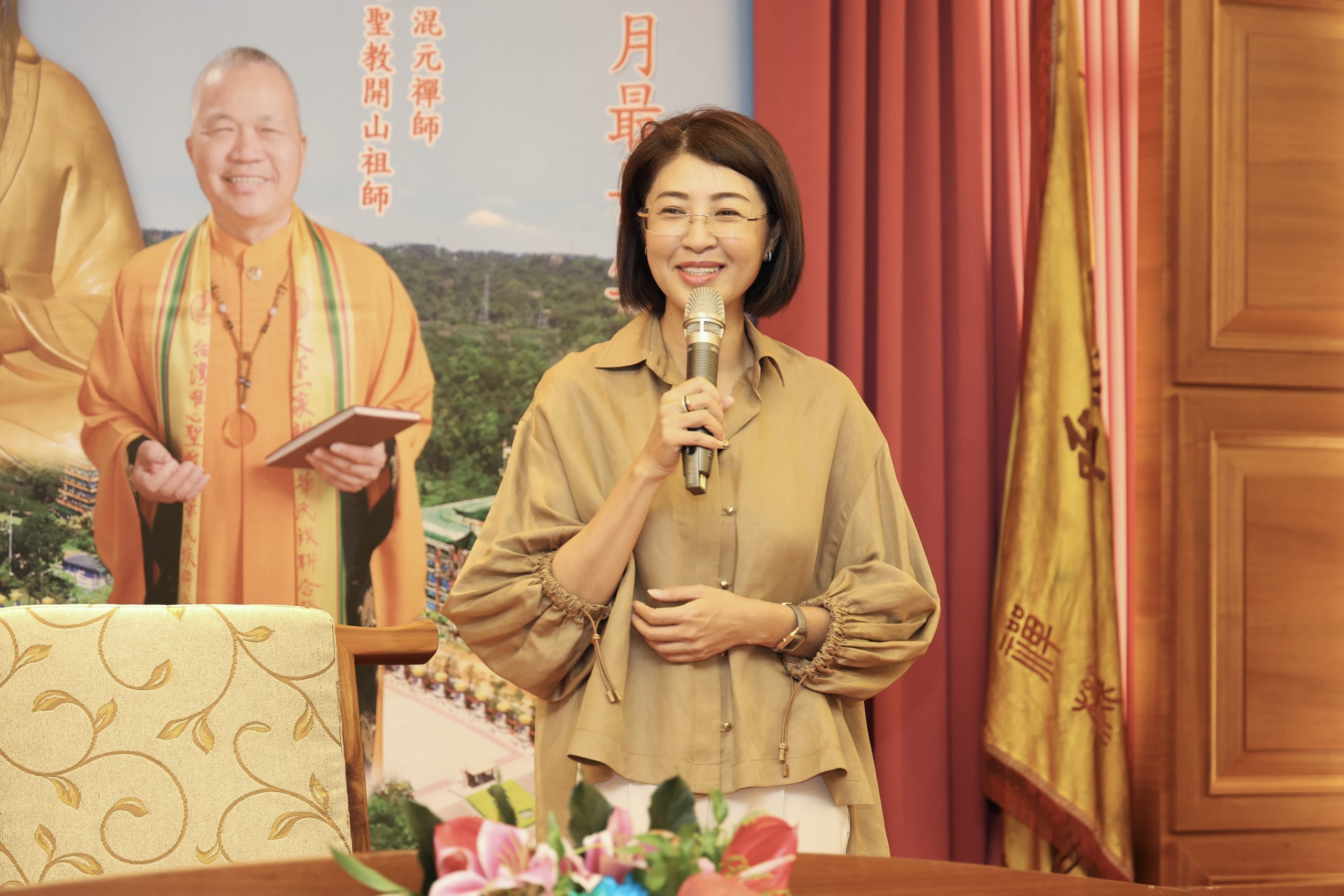 許縣長出席唯心聖教應用易經研究所畢業典禮　頒發縣長獎