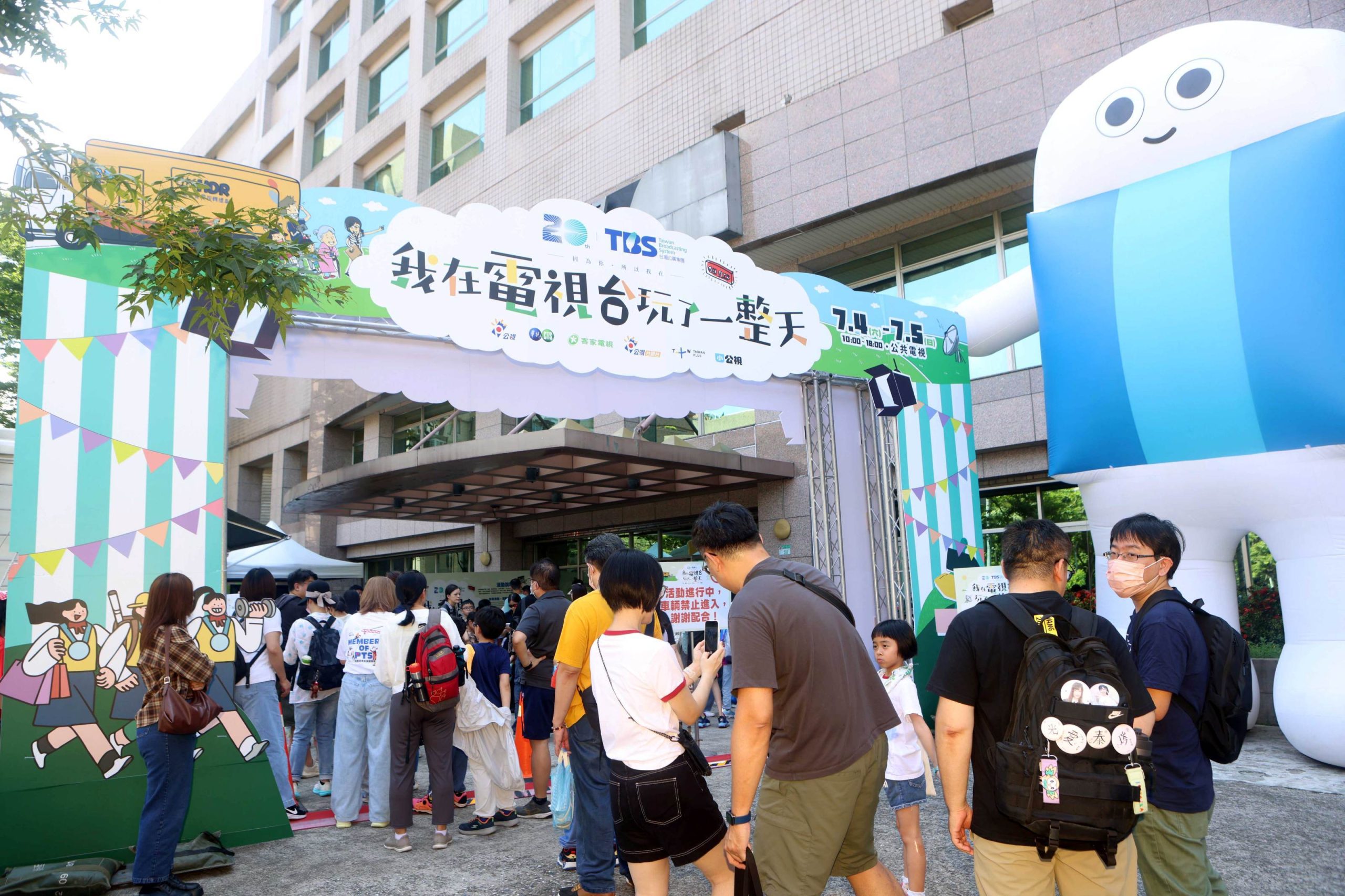 公廣20週年電視台開放日 攝影棚變身沉浸遊樂園 邀你「一秒化身戲劇主角」 thumbnail