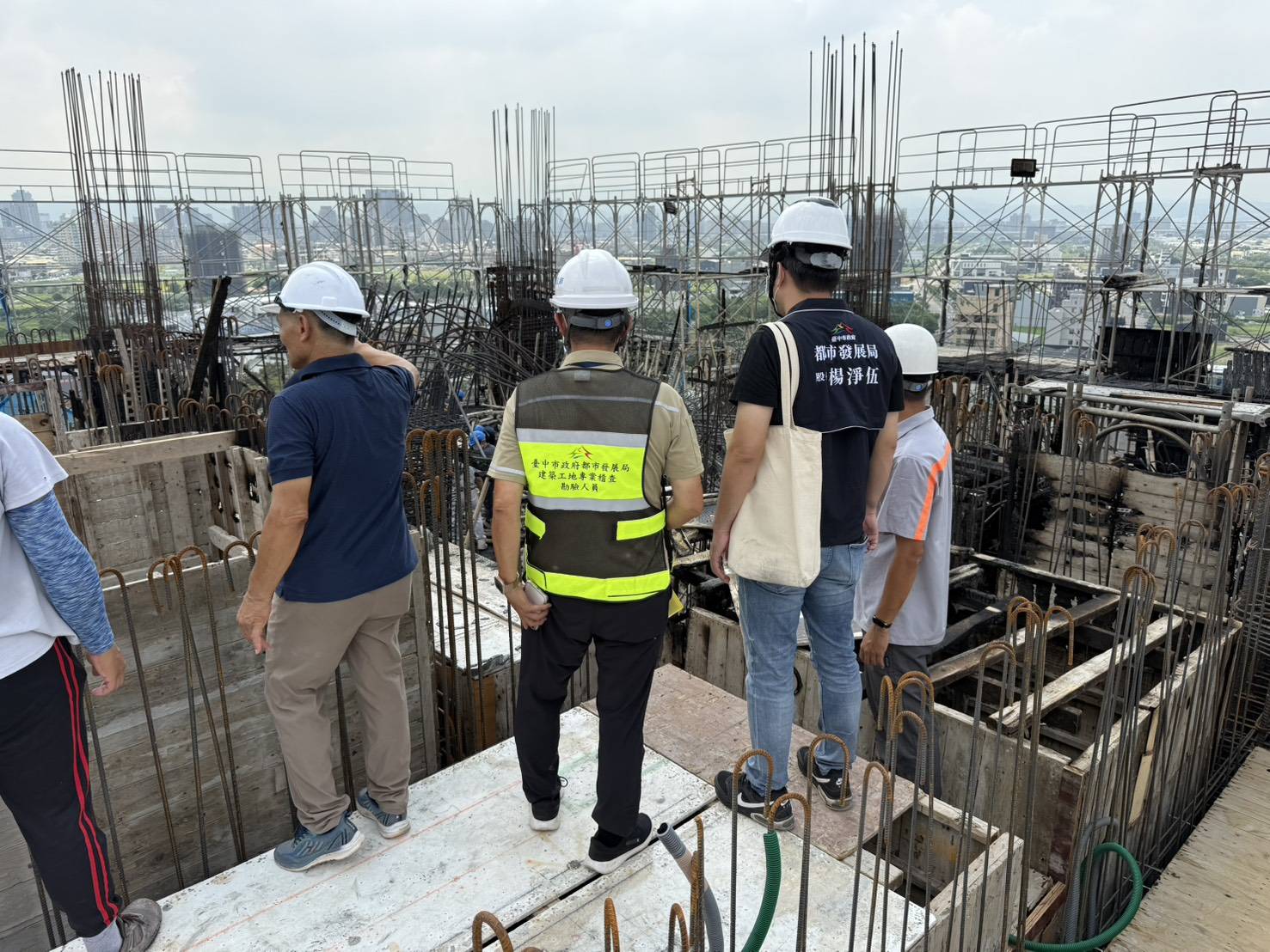 南屯建案深夜火警　中市都發局勒令停工並依法裁罰：須通過「三階段」審查始得復工