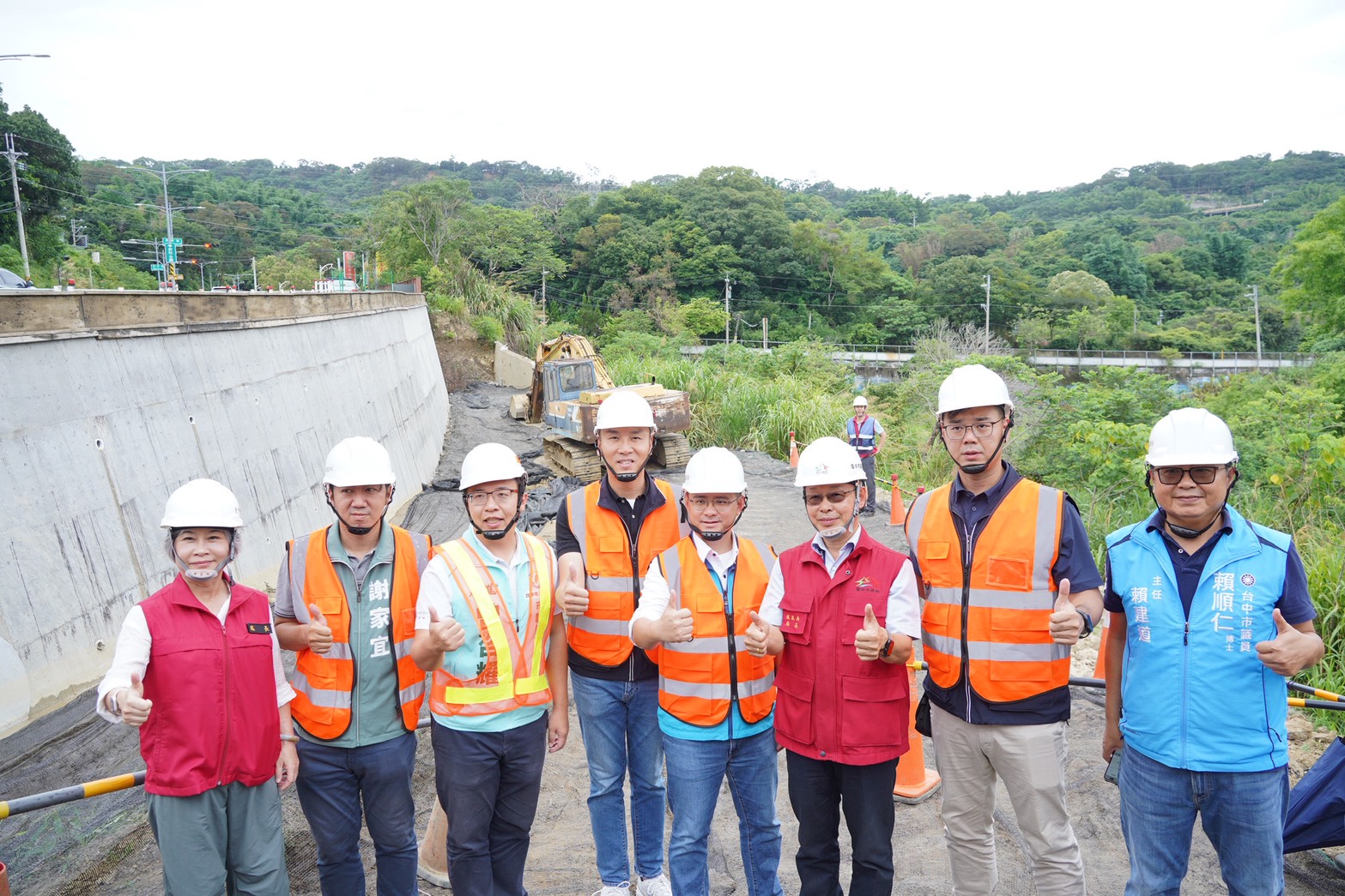 北屯東山路邊坡災修主體完工進入收尾階段! 建設局長視察防颱整備 確保工區及用路安全 北屯東山路邊坡災修主體完工進入收尾階段! 建設局長視察防颱整備 確保工區及用路安全