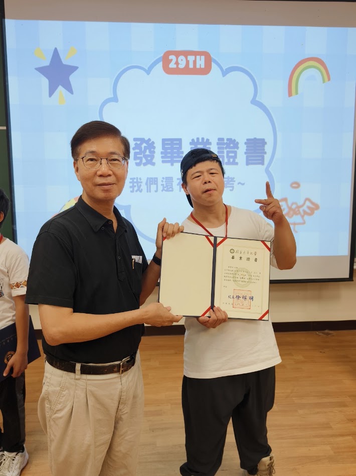 巴威遇見「好威」!東華第 29 屆「你來,做大學生」畢業典禮見證 勇氣與共融 3 1 典禮儀式課程 廖育偉 畢業典禮感言