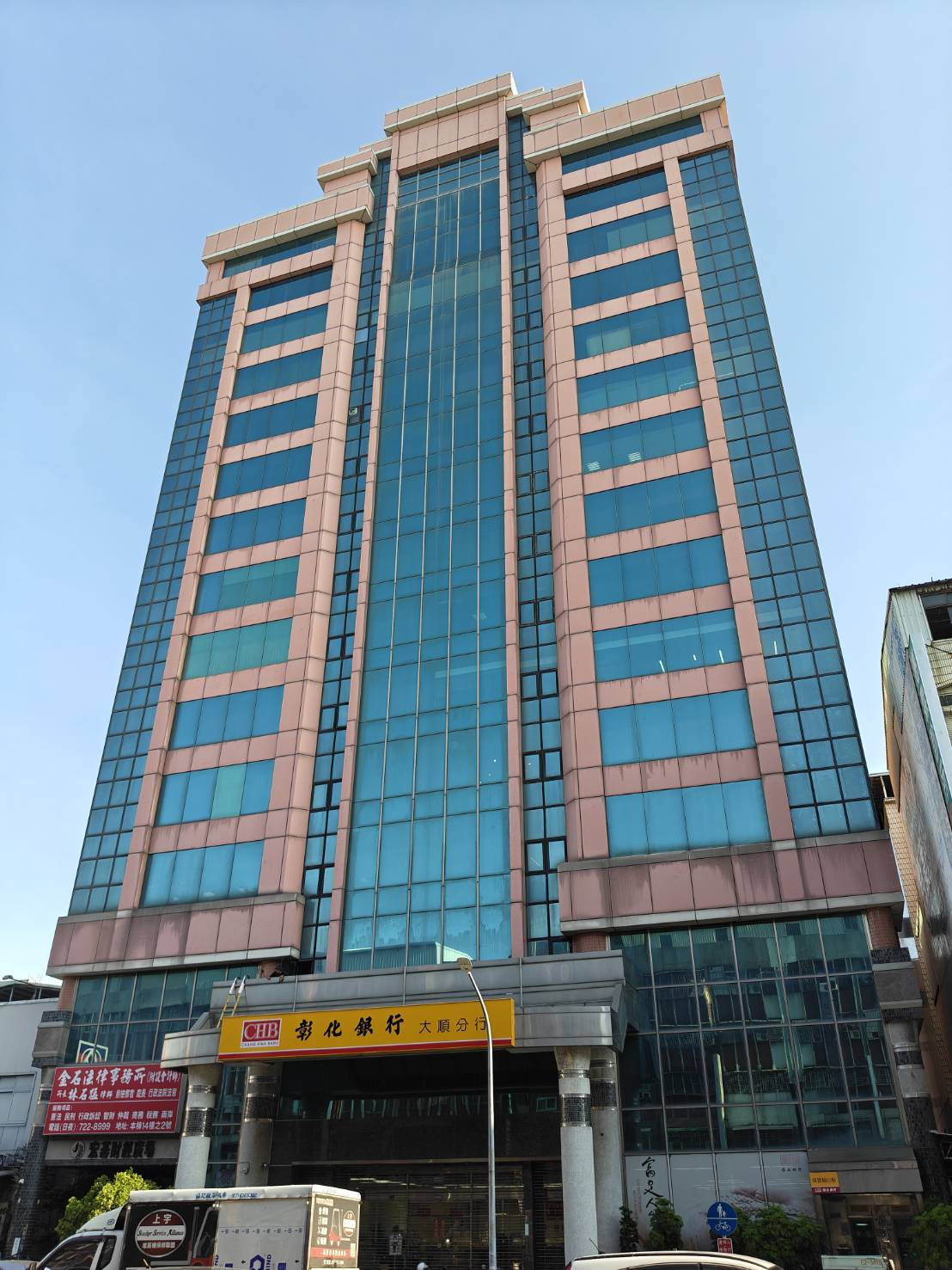 高雄市樓管公會置產買在苓雅區建國路宏碁財經廣場10樓。公會提供