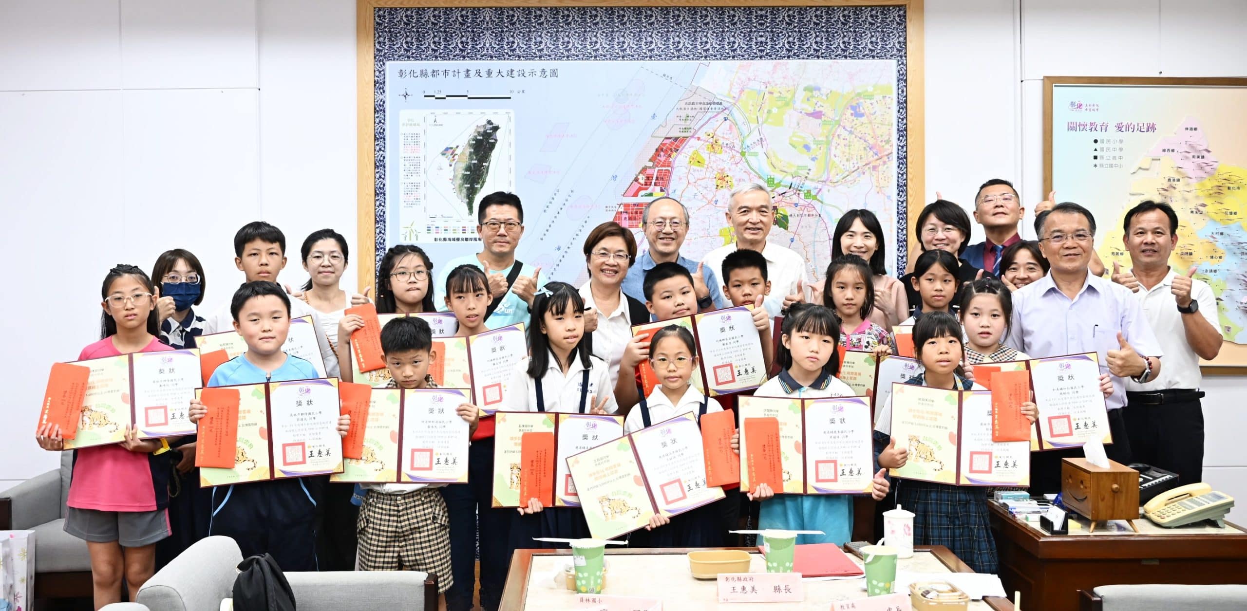 表揚114學年度「讀步彰化、飛閱雲端」閱讀線上認證 績優學生「縣長小客人」