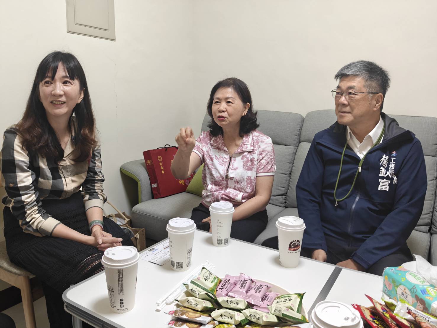 毒防局長陳盈秀(中)、工務局長楊欽富(右)與樓管公會理事長陳苑娜等人相談甚歡。