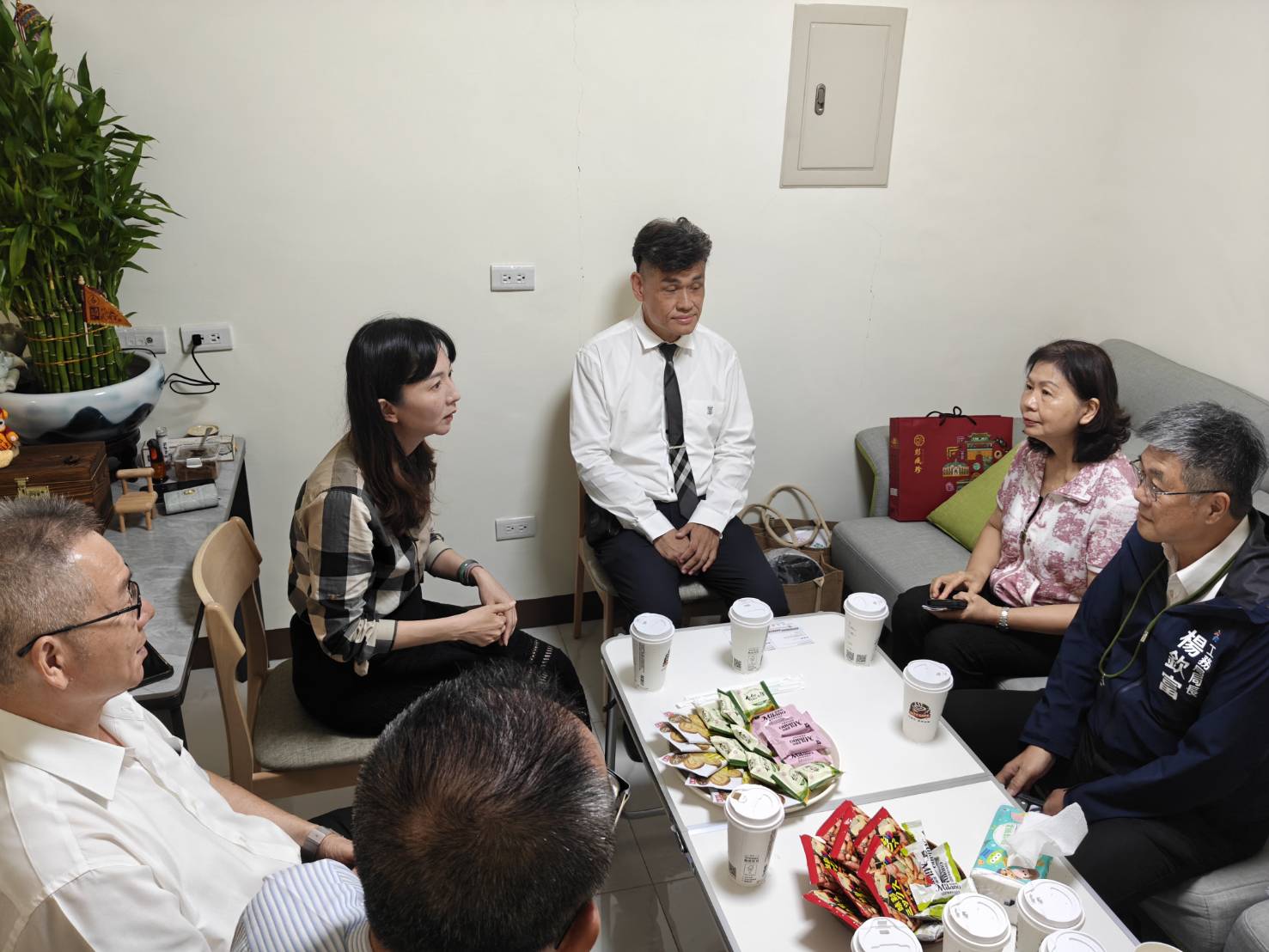 高市府毒防局長陳盈秀、工務局長楊欽富及警察局副局長侯東輝三人,今聯袂拜訪高雄市保全公會及樓管公會。