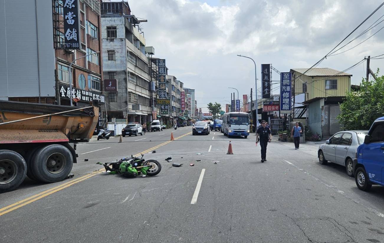 高雄市鳳山區五甲二路今(23)日上午發生死亡車禍。翻攝畫面