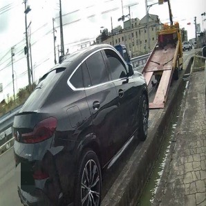 施工路段車拋錨恐釀災　警即時交管解危機