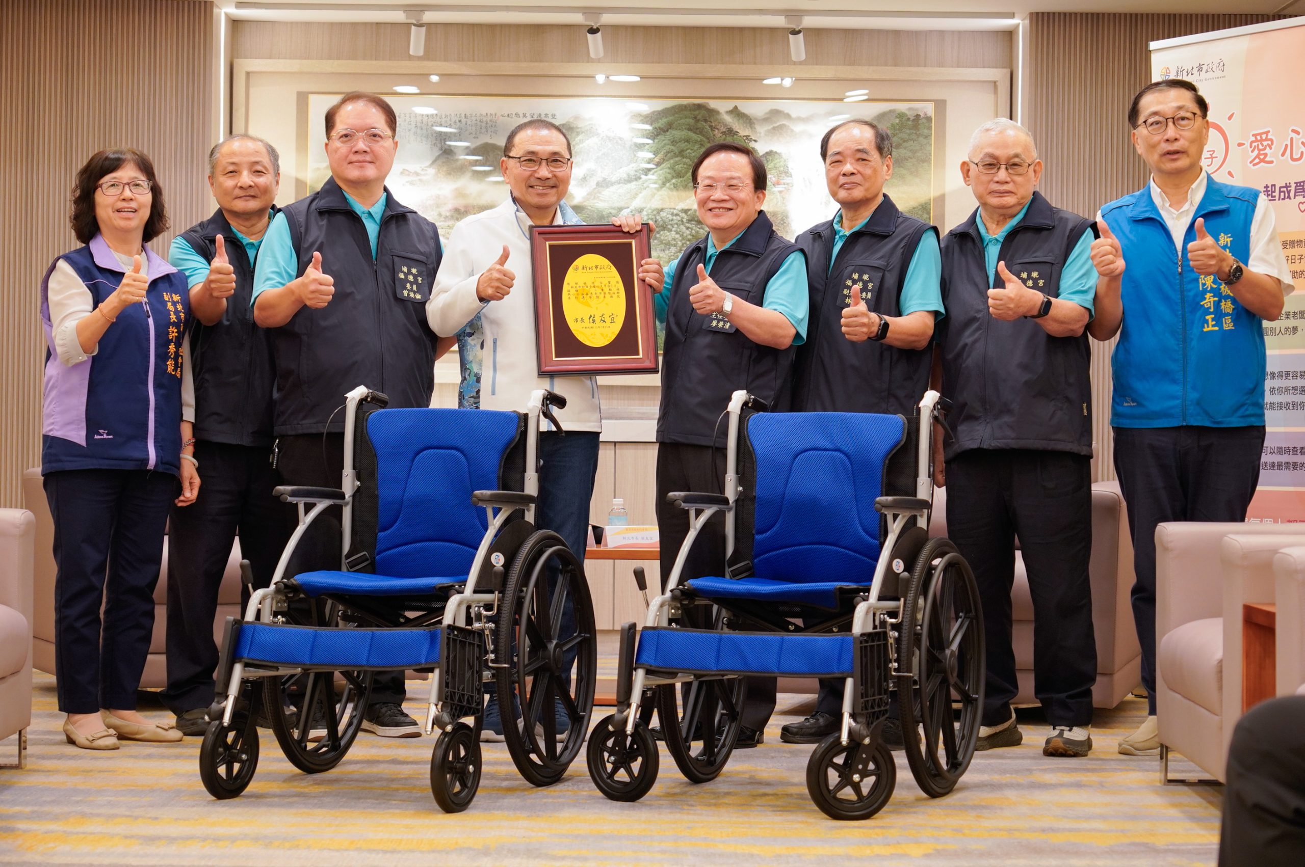 埔墘福德宮捐255台輪椅給新北輔具資源中心 另贈埔墘國小身障學童電動輪椅