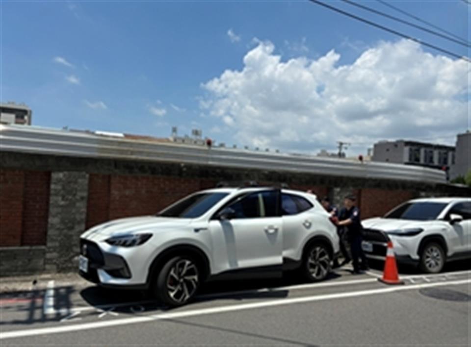 空間受限無法拖吊！警無懼烈日推車解圍