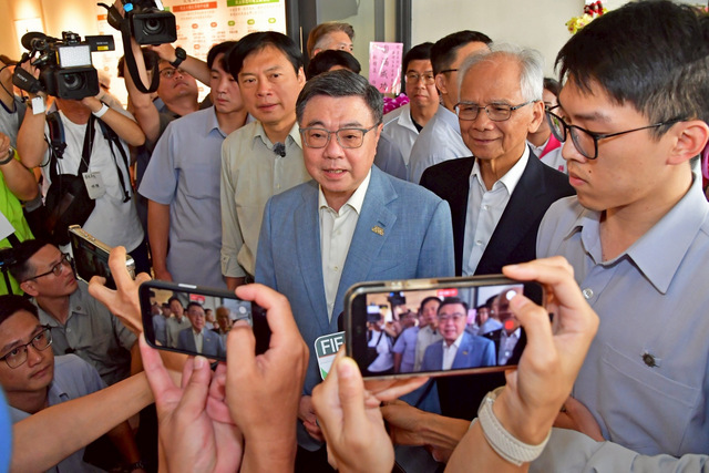 卓榮泰首度為毒油致歉 蘭萱:不彎腰年底不用選 卓榮泰首度為毒油致歉 蘭萱:不彎腰年底不用選