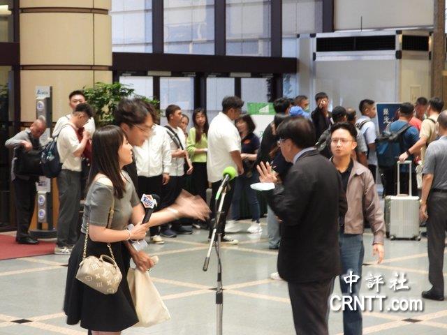潘孟安被問毒油用手肘推開女記者 總統府回應:潘對此表達不好意思 潘孟安被問毒油用手肘推開女記者 總統府回應:潘對此表達不好意思
