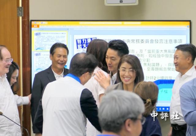 中常會同台 蔣萬安和鄭麗文熱情擁抱 中常會同台 蔣萬安和鄭麗文熱情擁抱