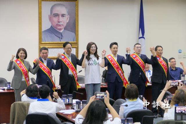 國民黨提名蔣萬安等6縣市長 鄭麗文親披綵帶 國民黨提名蔣萬安等6縣市長 鄭麗文親披綵帶