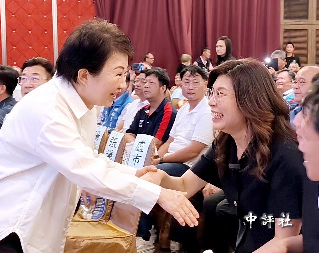 鄭麗文擁抱盧秀燕　強調”盧媽媽是我們的太陽”
