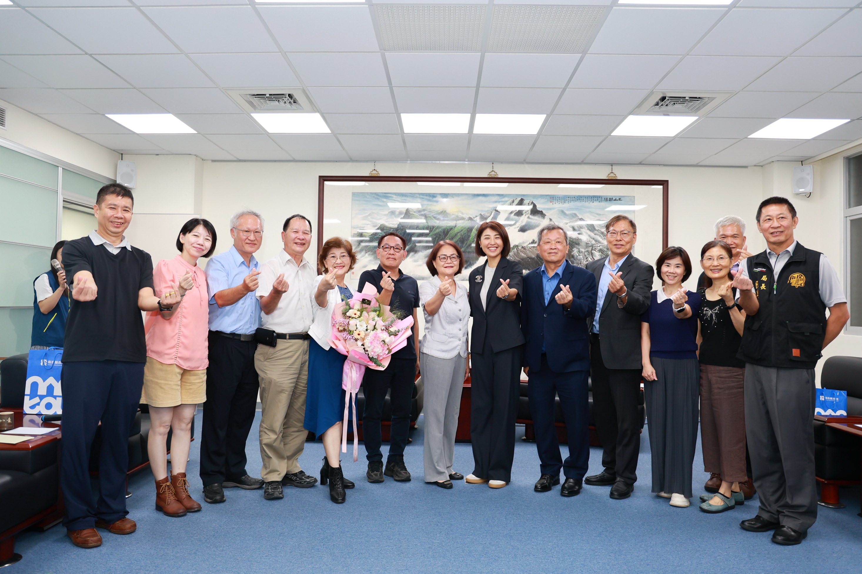 投縣府表揚6位退休人員　許縣長祝福感謝期傳承經驗