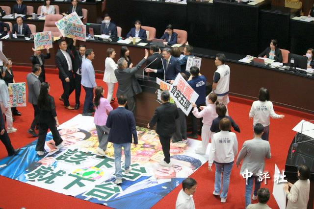 藍白圍攻嗆讓人民吃毒油 卓榮泰笑看抗議 藍白圍攻嗆讓人民吃毒油 卓榮泰笑看抗議