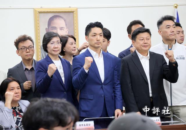 蔣萬安訪藍黨團　傅崐萁：上街打醒腐敗政府
