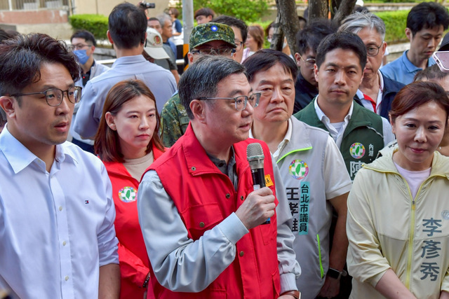 卓榮泰率沈伯洋視察內湖防颱　藍譏不演了