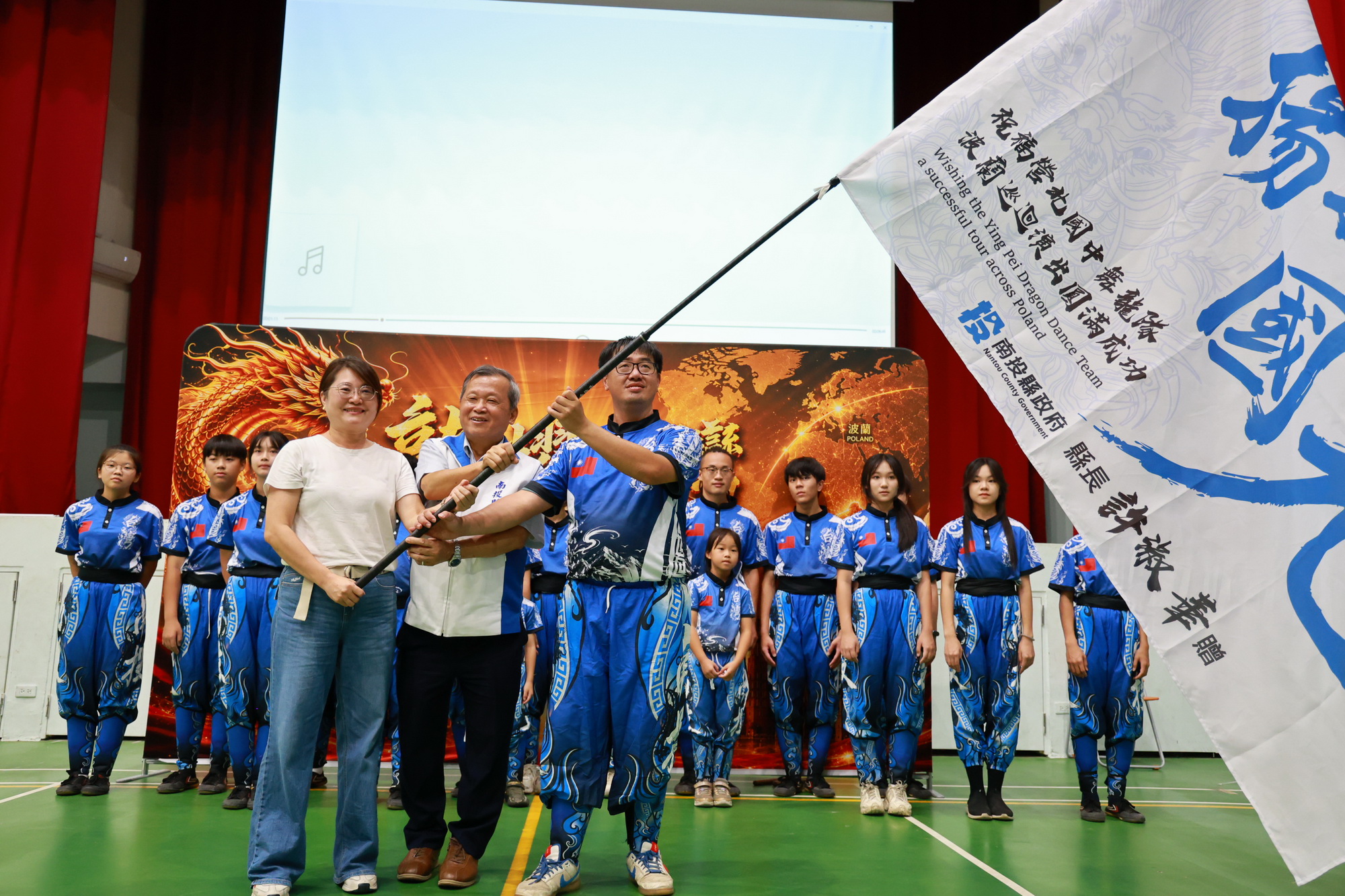 營北國中舞龍隊出訪波蘭巡演　王副縣長授旗勉勵
