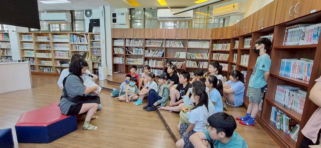 基市學校社區共讀站熱烈登場 暑假親子閱讀不打烊 基市學校社區共讀站熱烈登場 暑假親子閱讀不打烊