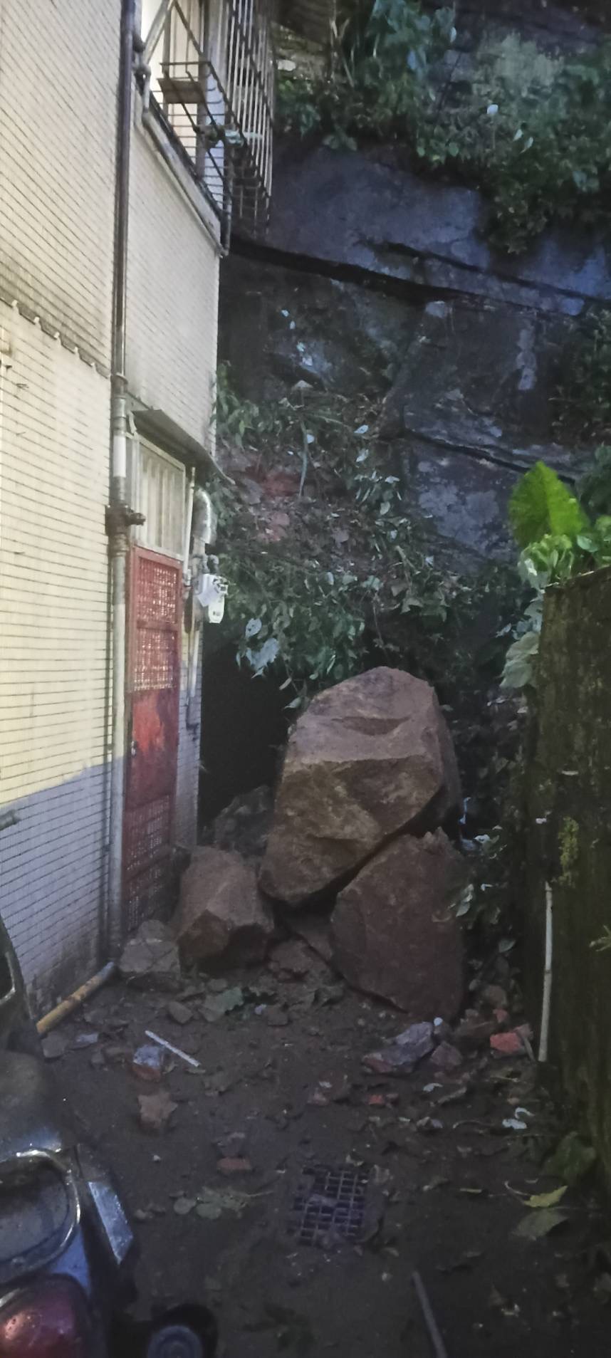 颱風夜驚魂！基隆民宅遭土石砸毀　謝國樑急協助住戶安置