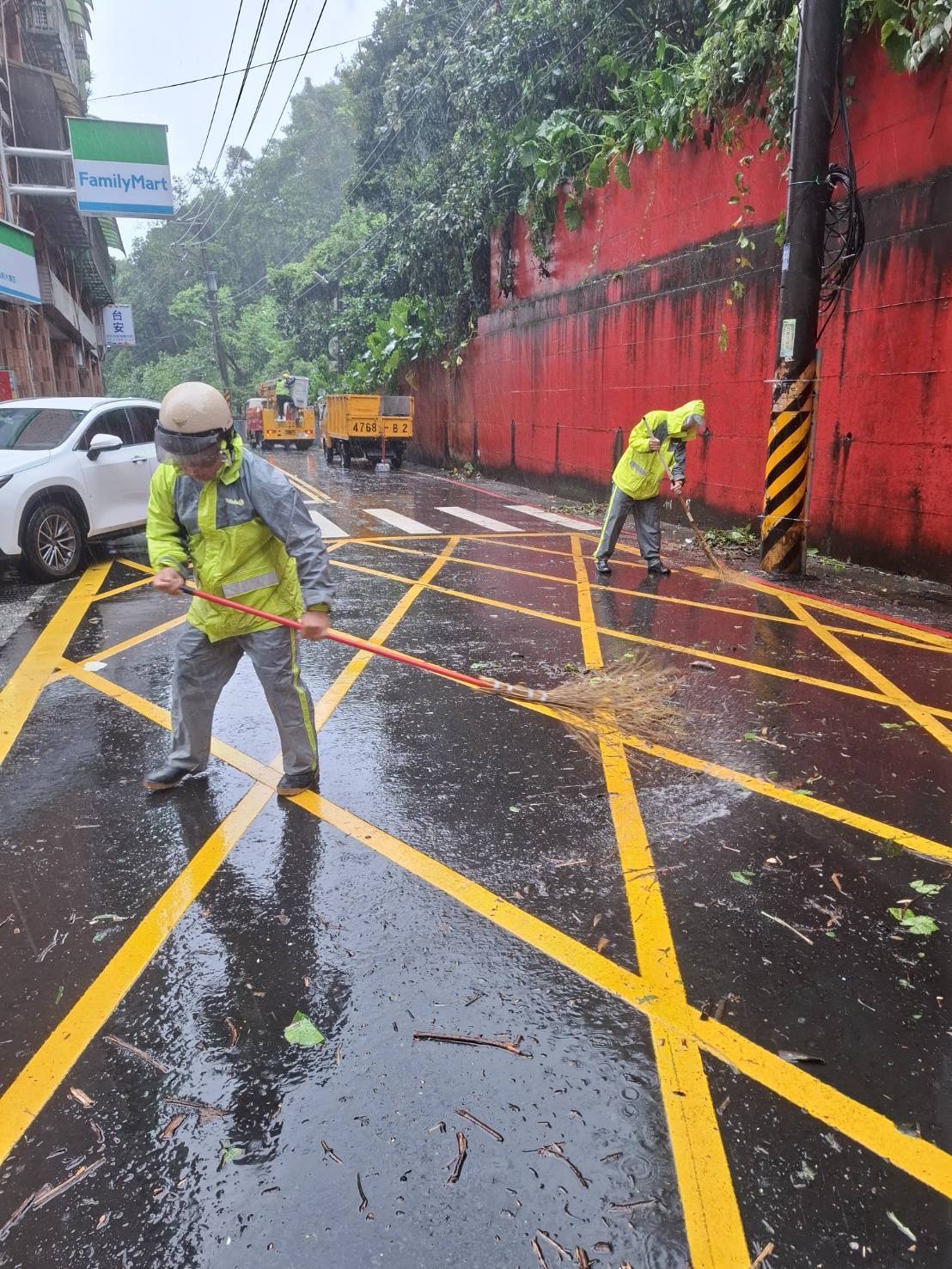 巴威後市容復原！基隆250名清潔隊員、80車次全面清運