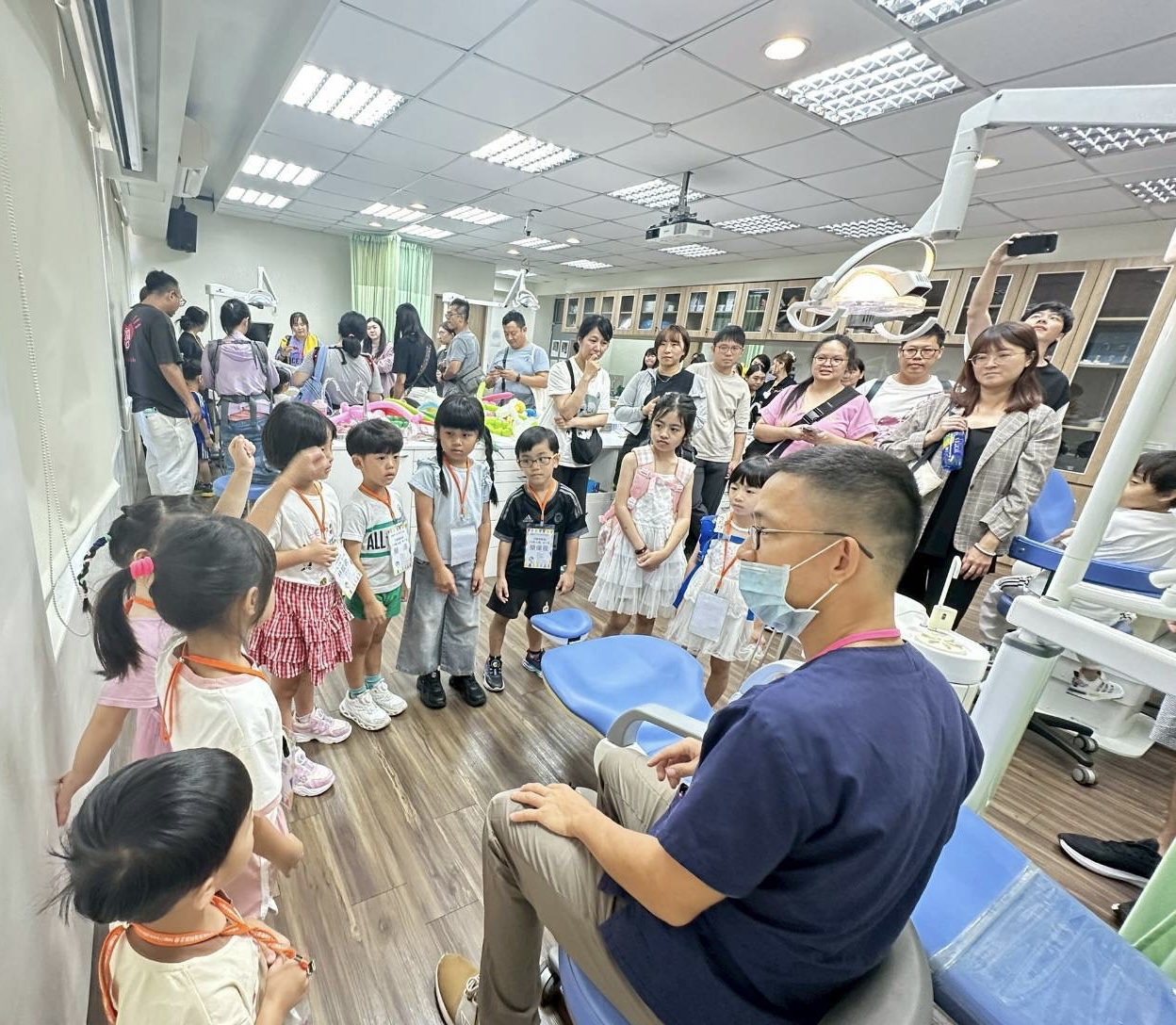坐診療椅穿小醫師袍 基隆市幼兒牙醫體驗營守護健康萌牙