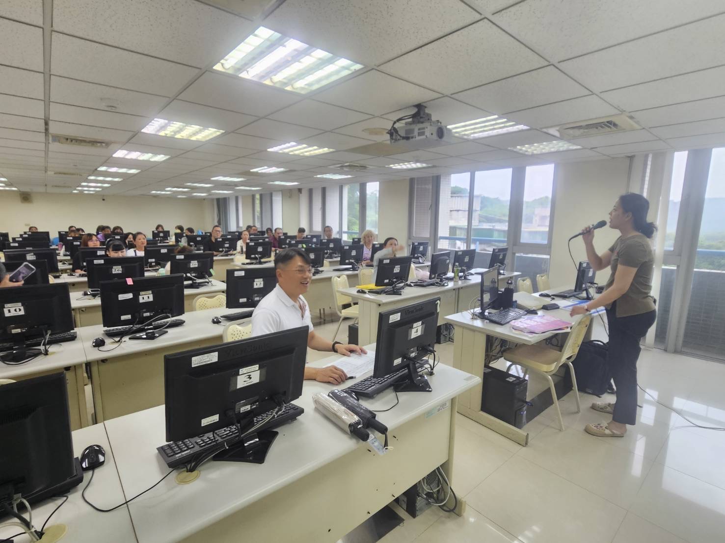 基市府攜手崇右開辦AI數據分析班 助失業者搶攻數位商機